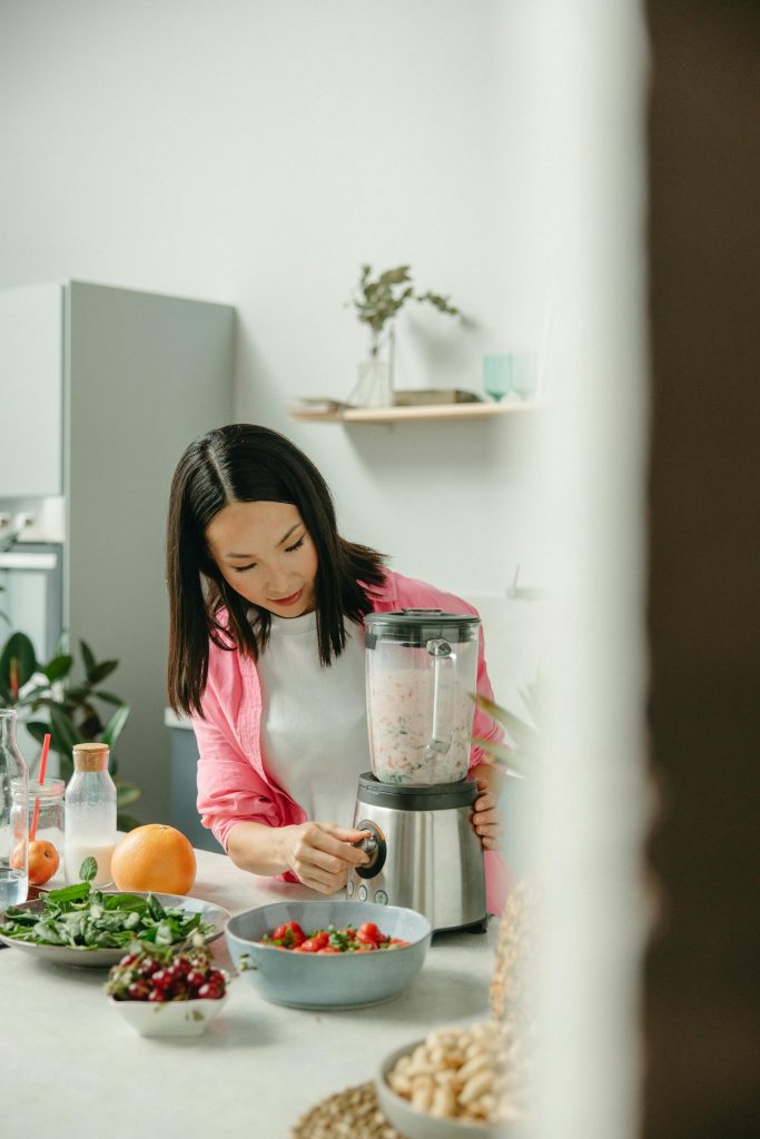 Certified nutritional coach making healthy smoothie
